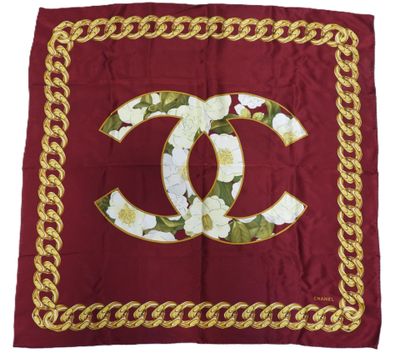 un foulard Chanel orné de fleurs blanches et de chaînes dorées