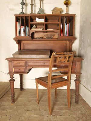 un bureau en bois avec une chaise devant