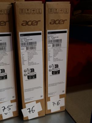 trois boîtes de produits Acer sont empilées les unes sur les autres