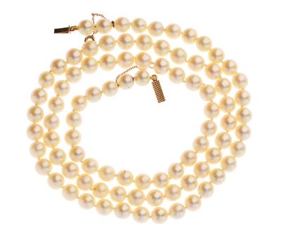 un collier de perles blanches avec un fermoir en or sur fond blanc