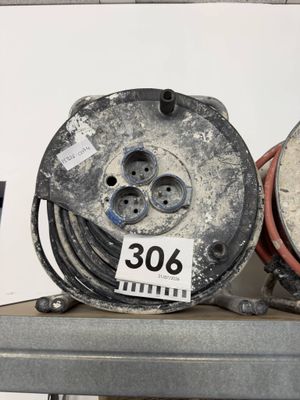 deux vieilles horloges posées l'une à côté de l'autre sur une étagère