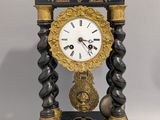 une horloge noire et or posée sur une table