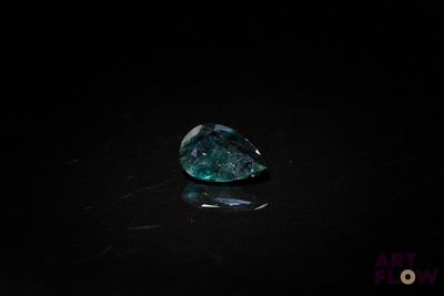 gros plan d'un diamant bleu sur une surface noire