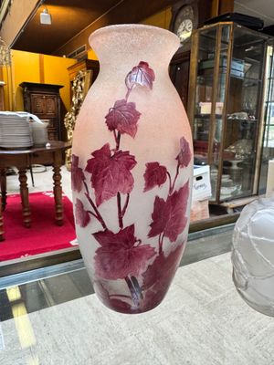 un grand vase posé sur une table en verre