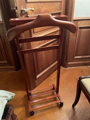 un porte-manteau en bois sur lequel est accroché un cintre en bois