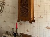 un radiateur dans un coin de la salle de bains, avec une horloge accrochée au mur