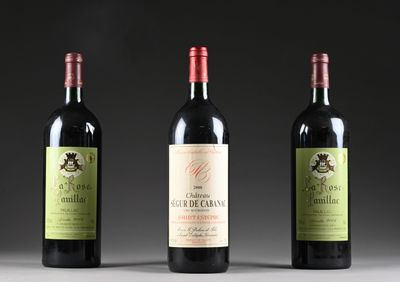trois bouteilles de vin sont alignées sur une table