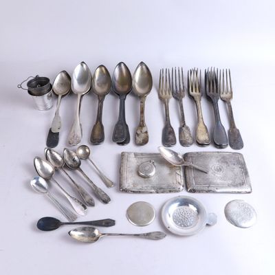 beaucoup de cuillères et de couverts en argent sur la table