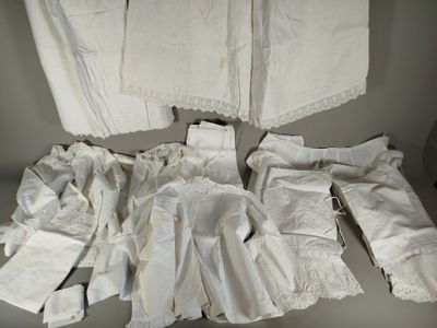 beaucoup de vêtements blancs posés sur une table