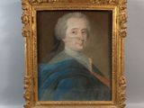 un vieux tableau représentant un homme en manteau bleu, dans un cadre doré