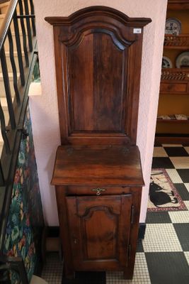 un meuble en bois surmonté d'une horloge