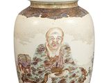 un vase sur lequel est représenté un homme
