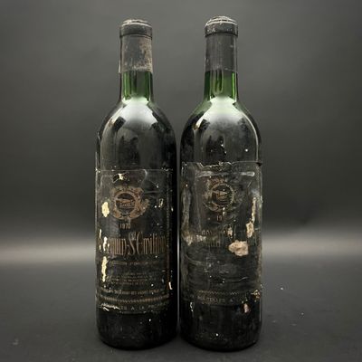 deux bouteilles de vin posées l'une à côté de l'autre sur une table