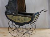 un landau à l'ancienne avec un siège noir et une capote noire
