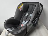un siège auto pour bébé posé sur une table dans une pièce