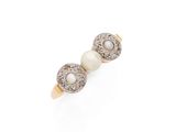 une bague ancienne ornée de perles et de diamants