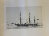 une photo en noir et blanc d'un bateau sur l'eau
