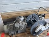 une machine posée par terre à côté d'un seau