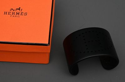 Hermès - Bracelet manchette Eclypse ouvert en alu noir.