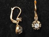 une paire de boucles d'oreilles en or et diamants sur fond noir