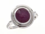 Gros plan sur une bague contenant une pierre violette