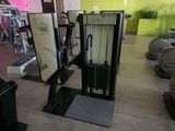 une image d'une salle de sport avec des équipements