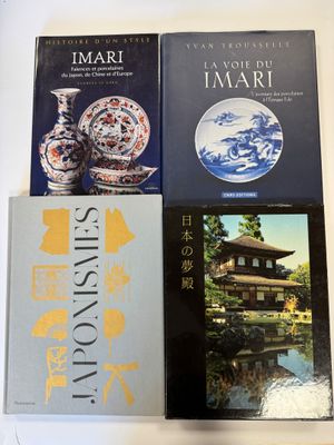 trois livres sont posés sur une table les uns à côté des autres
