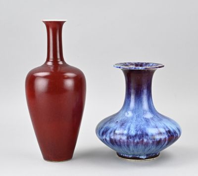 deux vases posés l'un à côté de l'autre sur une table