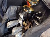 un sac rempli de clubs de golf et contenant des clubs de golf