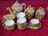 de nombreuses tasses et soucoupes posées sur une table