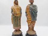 deux figurines d'un homme et d'une femme debout l'un à côté de l'autre