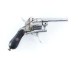 un vieux revolver argenté avec une crosse noire sur un fond blanc
