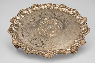 une assiette en argent ornée d'un lion et d'une couronne