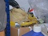 un tas de fils et d'autres objets dans une pièce