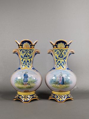paire de vases ornés de scènes représentant des personnages dans un paysage