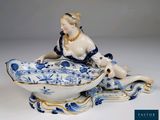 une figurine représentant une femme assise dans un bateau