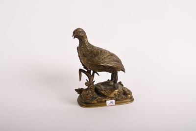 statue en bronze représentant un oiseau posé sur un rocher, sur fond blanc