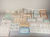 Plusieurs anciens certificats sont empilés les uns sur les autres sur une table