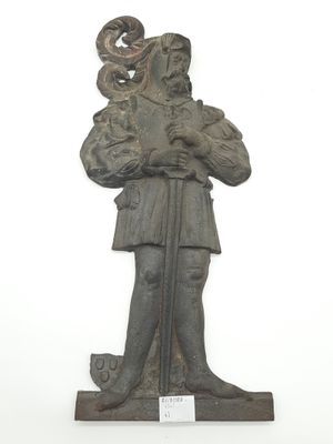 statue d'un homme avec un serpent sur l'épaule