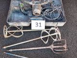 une mallette métallique contenant des outils, posée par terre