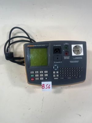 un petit appareil électronique posé sur une table