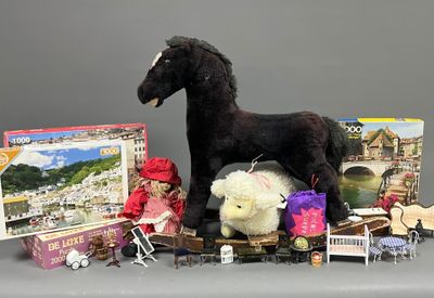 un cheval noir debout au sommet d'un tas de jouets
