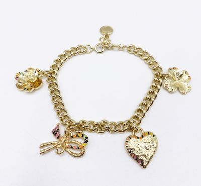 Gros plan sur un bracelet en or orné de breloques