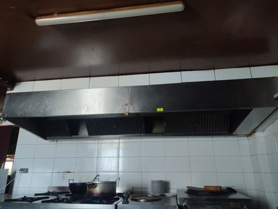 une photo d'une cuisine avec une cuisinière et une plaque de cuisson