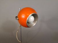 SPACE AGE. Lampe de bureau à globe en métal laqué orange dit… (photo 2)