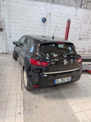 une voiture noire garée dans un garage