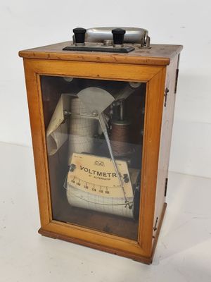 une vieille boîte en bois contenant un appareil de mesure