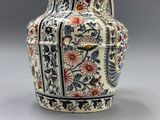 un vase avec un motif floral posé sur une table
