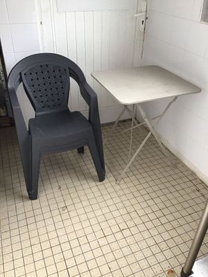 Lot d’une petite table en acier et de trois chaises grises en plastiqu - Photo 1
