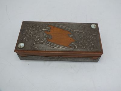 Coffret art déco en bois naturel et étain repoussé à décors de fleurs  - Photo 1